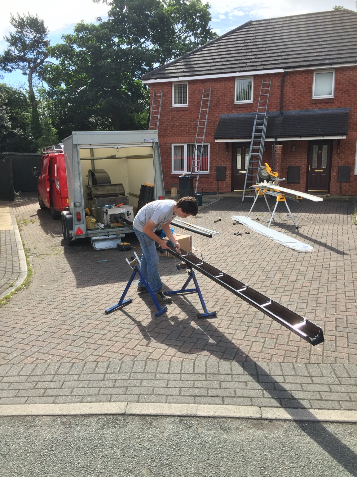 Wyevale Guttering preparing a continuous aluminium gutter on site